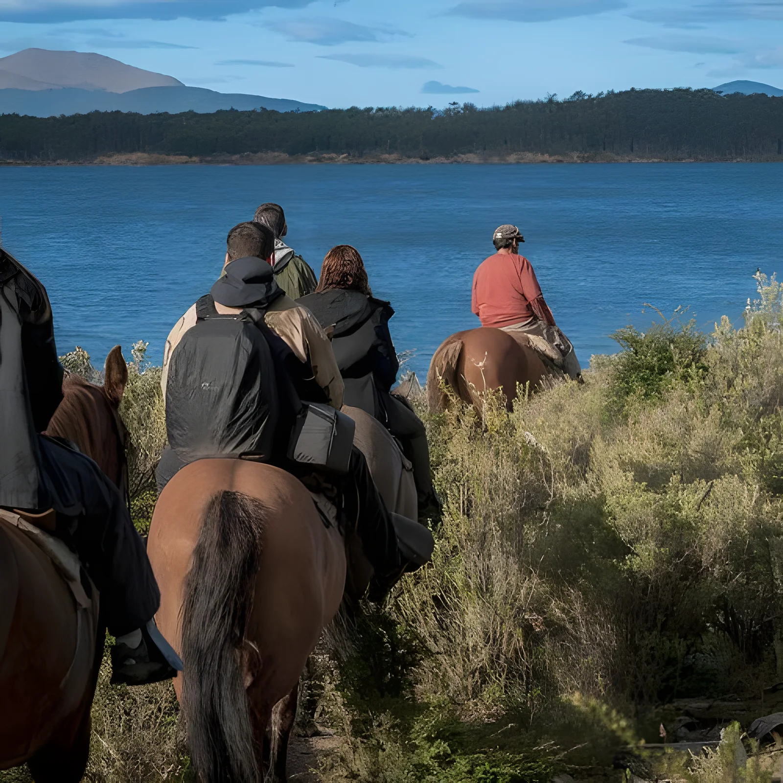 Grupo a caballo junto al Lago Escondido, Tierra del Fuego